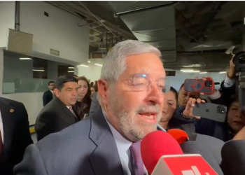 Juan Ramon de la Fuente en conferencia de prensa en el Senado de la República