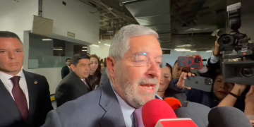 Juan Ramon de la Fuente en conferencia de prensa en el Senado de la República