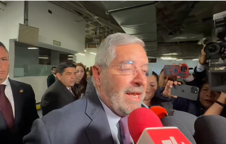 Juan Ramon de la Fuente en conferencia de prensa en el Senado de la República