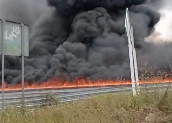 Otra pipa vuelca con combustible en la México-Puebla