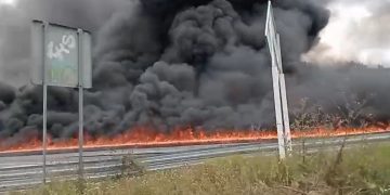 Otra pipa vuelca con combustible en la México-Puebla