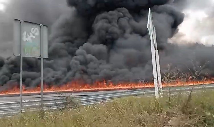 Vuelca Pipa con Combustible en la México-Puebla: Afecta Vehículos y Casas en Ixtapaluca