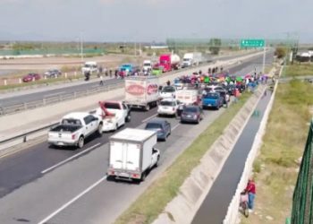 Cierran Circuito Exterior Mexiquense por falta de agua en Chimalhuacán