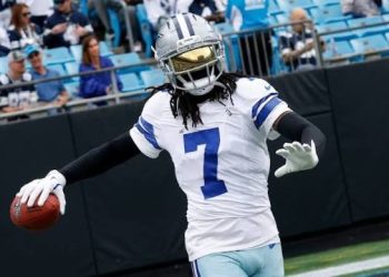 Diggs, de los Cowboys, será baja por conmoción cerebral 