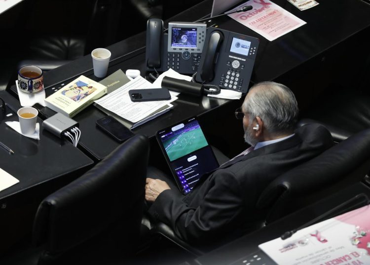Adán Augusto López Captado Viendo Partido de Champions Durante Comparecencia del Secretario de Hacienda