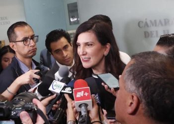 Kenia López Rabadán durante conferencia en San Lázaro