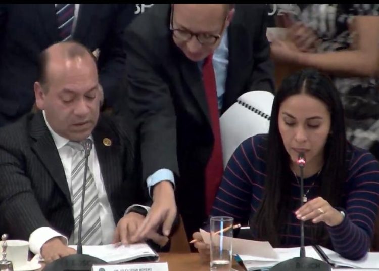 “Sesión de la Comisión de Justicia en la Cámara de Diputados, 7 de octubre de 2025, aprobando aumento de penas para delitos graves.”