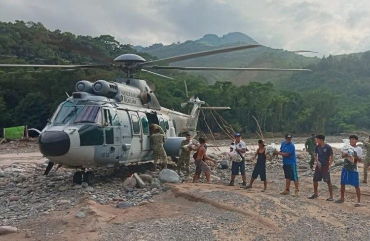 Con 20 aeronaves reparten vivieres a población de zonas incomunicadas en el norte de Veracruz