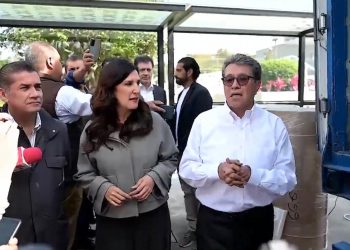 Ricardo Monreal y Kenia López Rabadán entregan la primera ayuda a damnificados