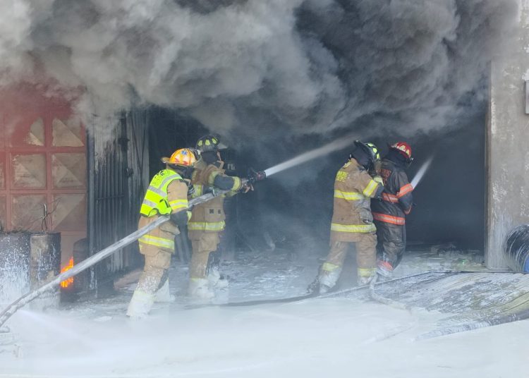 Controlado Incendio en Bodega de Colchones en Ecatepec: Una Bombera Hospitalizada