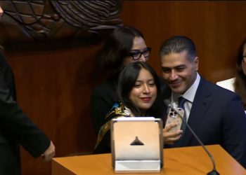 💋📸  ¡Senadoras en fila para la selfie! Harfuch, la Estrella del Senado