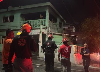 Bomberos trabajando en un incendio residencial en la colonia Los Remates, Monterrey