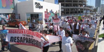 “Madres y colectivos marchan por el Malecón de Mazatlán con pancartas y fotografías para exigir justicia por jóvenes desaparecidos.”
