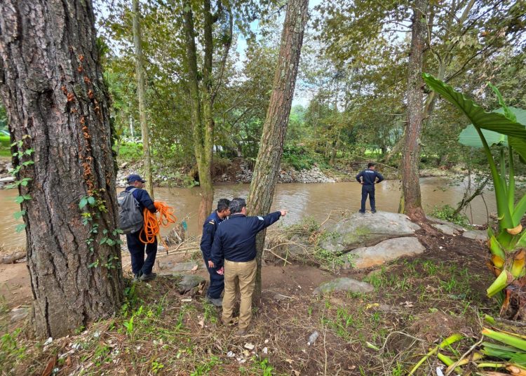 “Equipos de Protección Civil y Bomberos realizan inspección en el río Cuacuila en Puebla.”
