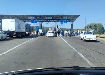 🚧 Campesinos mantienen bloqueos carreteros en Michoacán