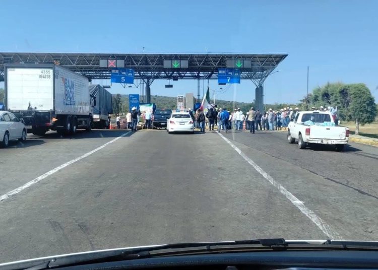 Campesinos mantienen bloqueos carreteros en Michoacán