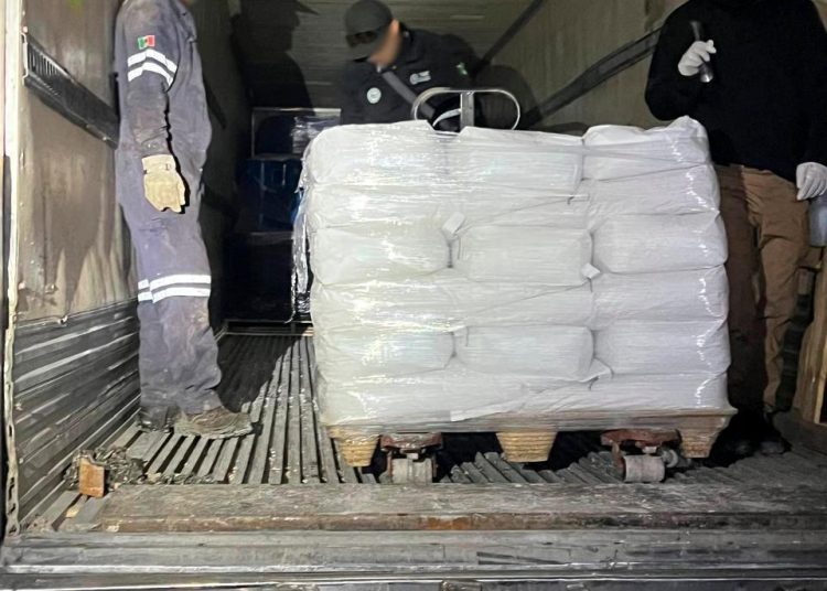 Elementos de la FGR y Guardia Nacional asegurando precursores químicos en Durango.