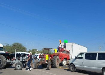 Productores de maíz retirando tractores de bloqueos carreteros en Guanajuato.