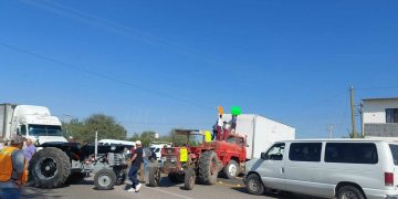 Productores de maíz retirando tractores de bloqueos carreteros en Guanajuato.