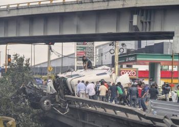🚧 Accidente en la México-Querétaro: Tráiler cae de puente y complica circulación