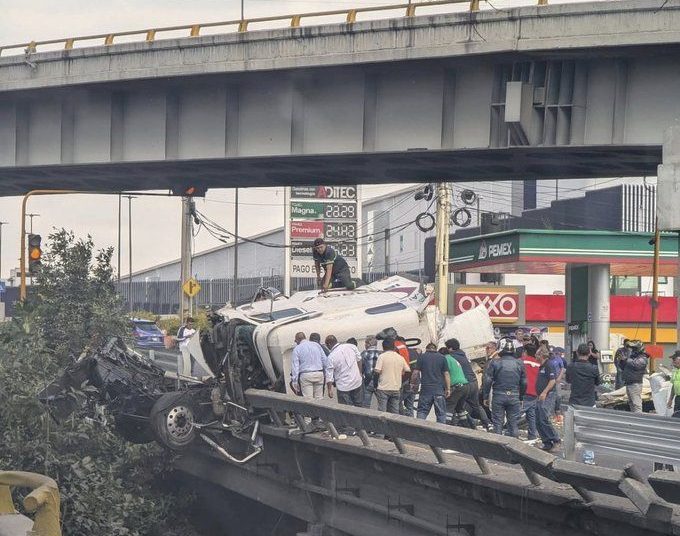 Accidente en la México-Querétaro: Tráiler cae de puente y complica circulación