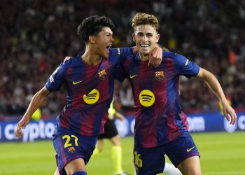 El centrocampista del Barcelona Fermín López (d) celebra con Dro Fernández tras anotar