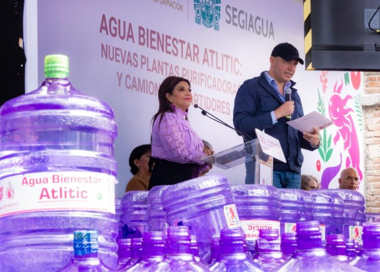 La jefa de Gobierno, Clara Brugada, supervisa la puesta en marcha de nuevas plantas de Agua Bienestar Atlitic en la Ciudad de México