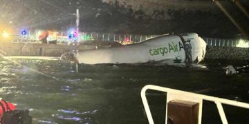 Accidente en aeropuerto de Hong Kong deja dos muertos tras salida de la pista de avión de carga