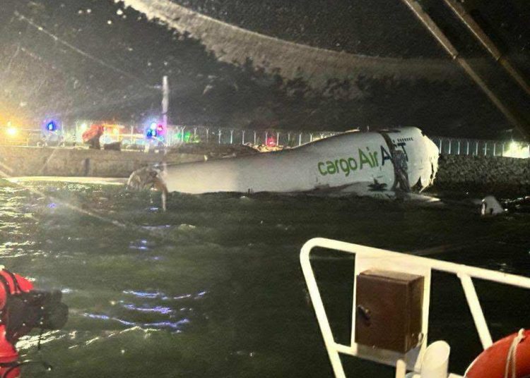 Equipos de emergencia trabajan en el Boeing 747 accidentado en el Aeropuerto de Hong Kong