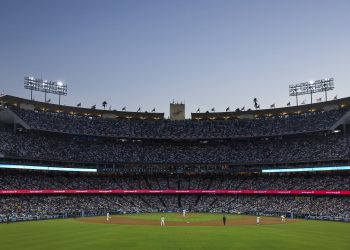 Dodger Stadium en la previa para su último juego de la temporada y el quinto de la Serie Mundial