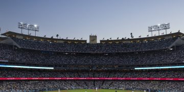 Dodger Stadium en la previa para su último juego de la temporada y el quinto de la Serie Mundial