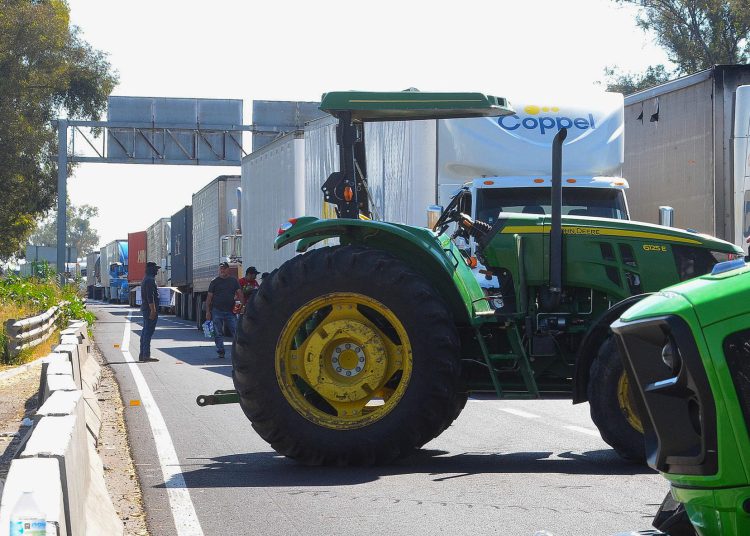 Productores agrícolas liberan carreteras en Jalisco tras acuerdo con autoridades. EFE/ Luis Ramírez