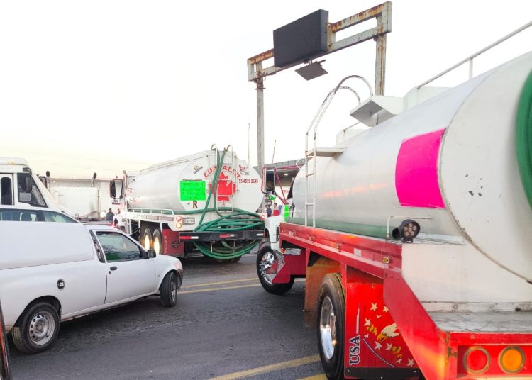 Bloqueo en autopista México-Puebla: Chóferes de pipas y trabajadores de purificadoras protestan por el Operativo Caudal
