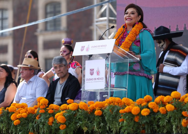 Clara Brugada inaugura la Mega Ofrenda del Zócalo 2025, con más de 100 mil flores de cempasúchil