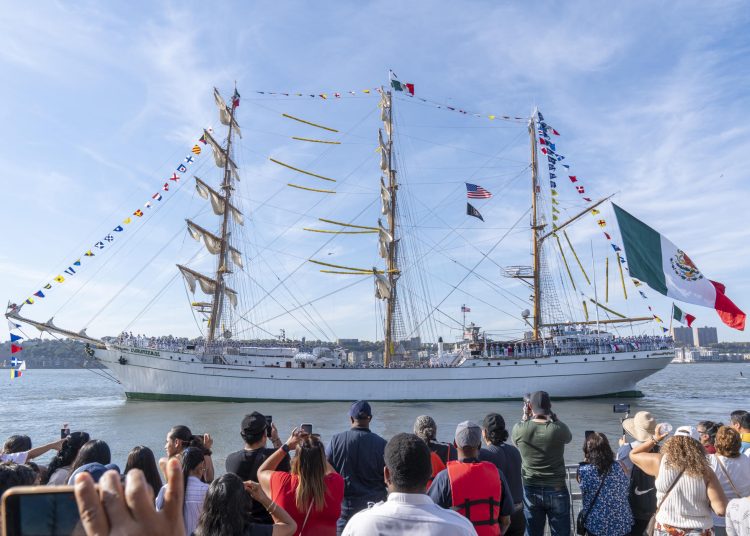 El Buque Escuela Cuauhtémoc zarpa de Nueva York tras accidente y con gran despedida | FOTO EFE
