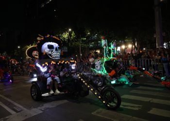 Desfile de Catrinas llena de color el Paseo de la Reforma
