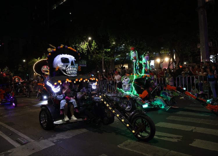 Catrinas y catrines deslumbraron con trajes coloridos rumbo al Zócalo capitalino