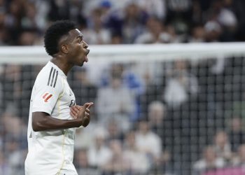 El delantero del Real Madrid Vinicius Jr, reacciona al ser sustituido durante el partido