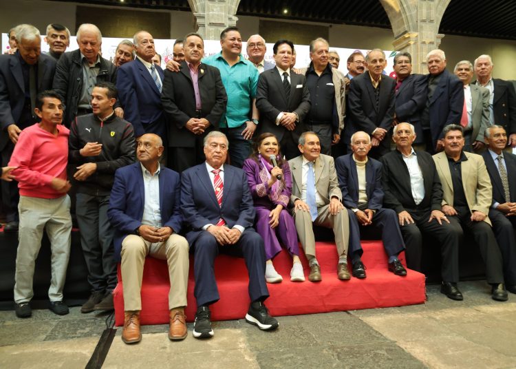 Clara Brugada rinde homenaje a atletas olímpicos mexicanos en el exconvento de San Hipólito