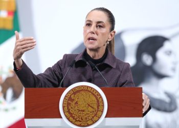 Claudia Sheinbaum busca acuerdo con Trump por arancel de 25% a vehículos pesados