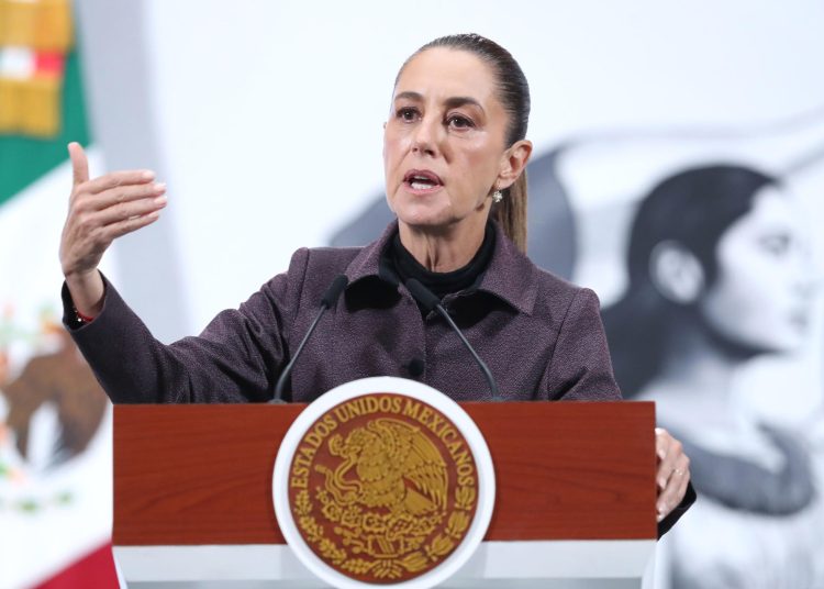 Claudia Sheinbaum busca acuerdo con Trump para evitar el arancel del 25% a vehículos pesados que afecta a México. EFE/Mario Guzmán