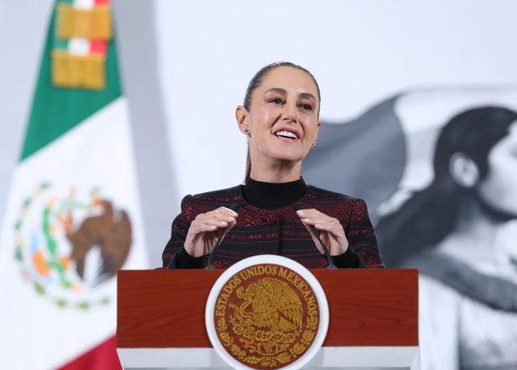 La presidenta Claudia Sheinbaum destaca la histórica recaudación de impuestos en México durante la conferencia matutina. EFE/Mario Guzmán