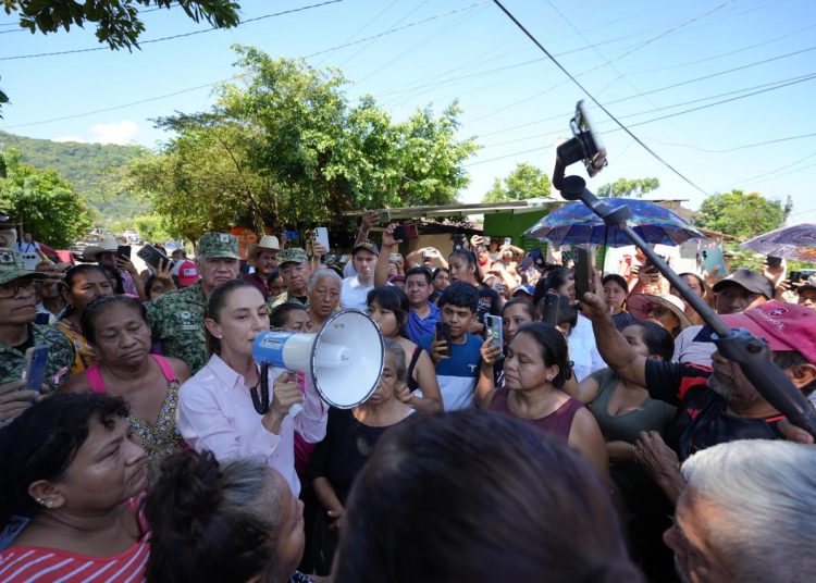 La presidenta Claudia Sheinbaum supervisa la entrega de ayuda humanitaria en Puebla tras las intensas lluvias