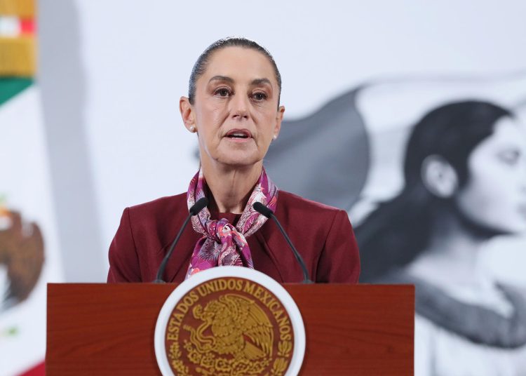 Claudia Sheinbaum se refirió a la Ley de Amparo, asegurando que protege los derechos ciudadanos y no las inversiones. EFE/Mario Guzmán