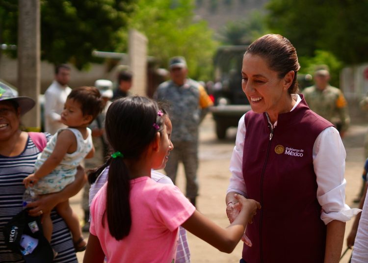 Claudia Sheinbaum en Pantepec, Puebla, durante su recorrido por zonas afectadas por las lluvias extraordinarias