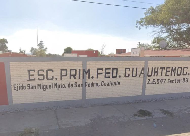 Autoridades de Coahuila acordonaron la escuela en San Pedro de las Colonias donde un niño perdió la vida tras caer una estructura metálica