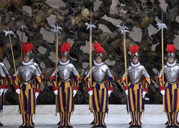 Los nuevos soldados de la Guardia Suiza juran por primera vez ante León XIV