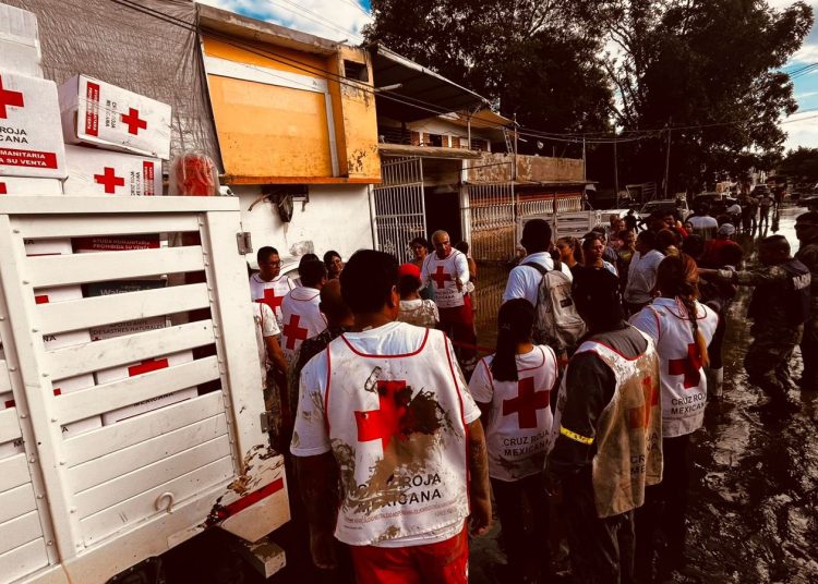Voluntarios de la Cruz Roja Mexicana distribuyen ayuda humanitaria en Poza Rica, Veracruz.