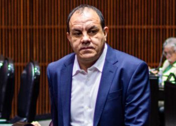 Cachan a Cuauhtémoc Blanco jugando pádel en sesión semipresencial