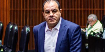 Cachan a Cuauhtémoc Blanco jugando pádel en sesión semipresencial